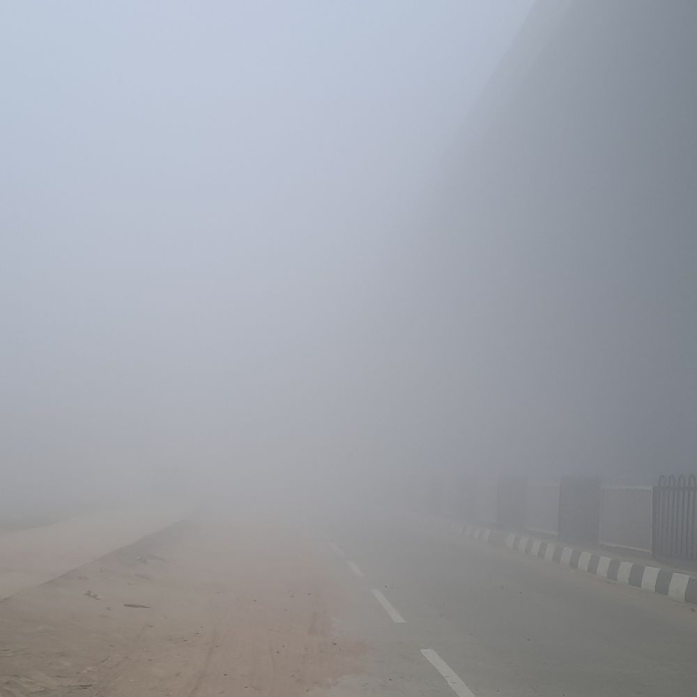 गोपालगंज में घना कोहरा, विजिबिलिटी हुई कम:न्यूनतम तापमान 10 डिग्री सेल्सियस दर्ज, आवागमन प्रभावित