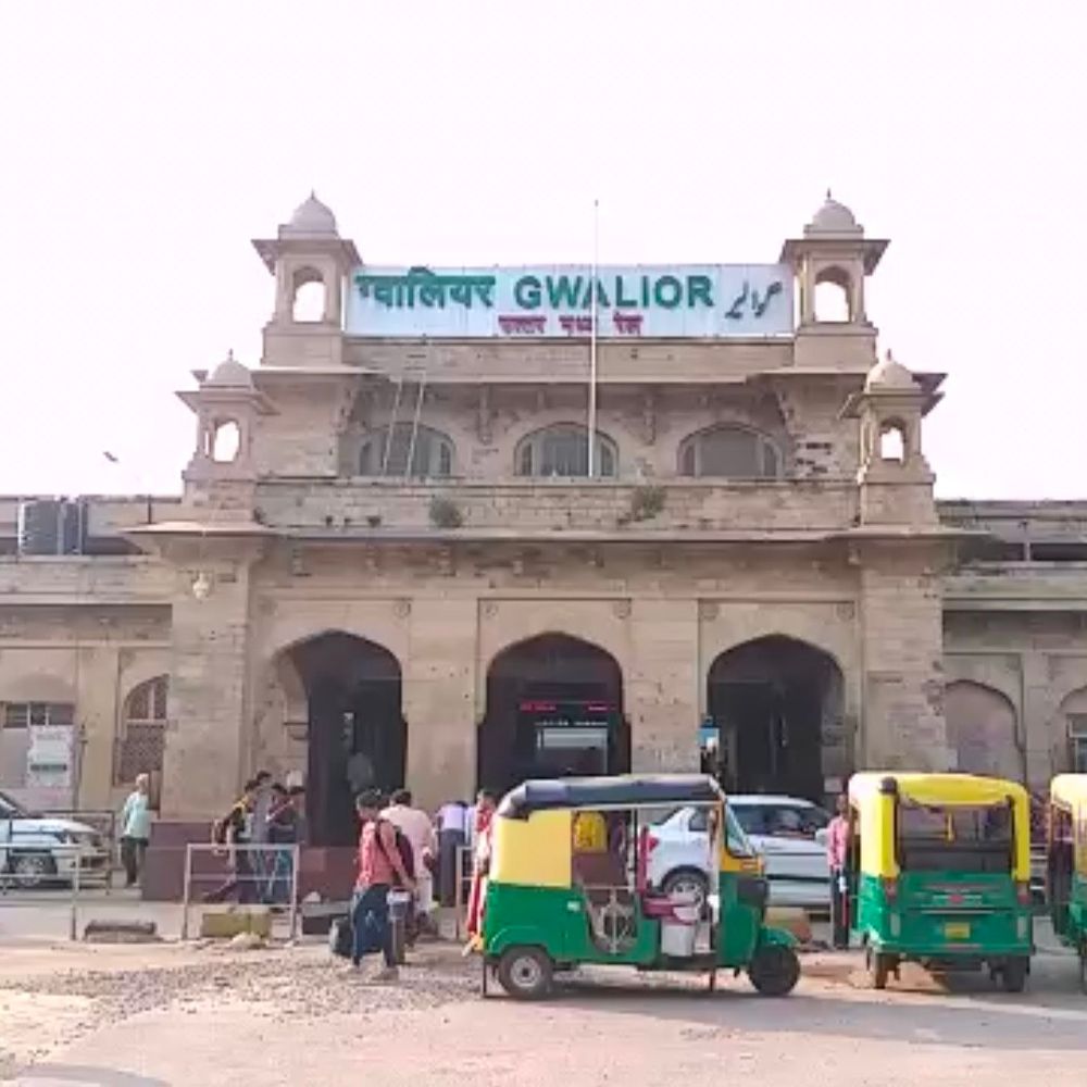 ग्वालियर में रेलवे का टिकट चेकिंग अभियान, 22 यात्री पकड़ाए:  बिना टिकट, धूम्रपान और गंदगी पर कार्रवाई; 7,875 रुपए जुर्माना वसूला – Gwalior News