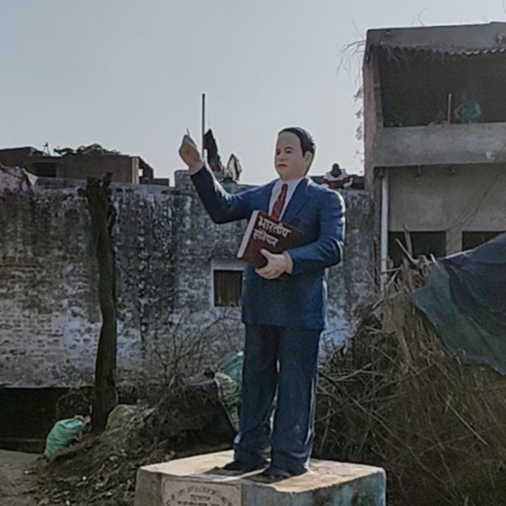 हाथरस में अंबेडकर प्रतिमा तोड़ी, कीचड़ लगाया:नगला सिंगी गांव में तनाव, नई प्रतिमा लगाने के आश्वासन पर शांत हुए ग्रामीण