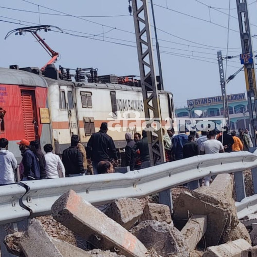 सीमांचल एक्सप्रेस की चपेट में आने से महिला कटी:इटावा में डेढ़ किमी तक शव इंजन में घिसटता रहा, भरथना स्टेशन के पास हुआ हादसा