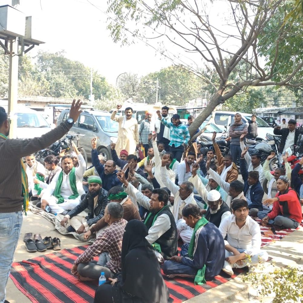 कन्नौज में किसानों ने किया प्रदर्शन:अवैध स्कूल भवन, खाद की कीमतों पर एसडीएम को सौंपा ज्ञापन