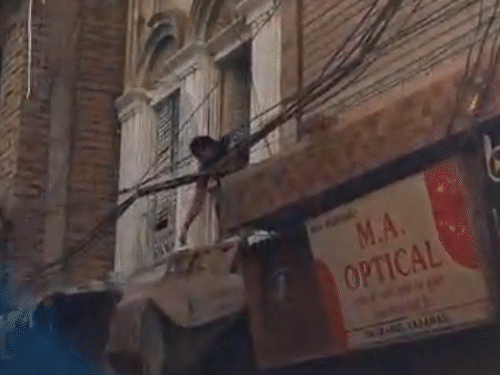 वाराणसी दाल मंडी में व्यापारी ने अपनी दुकान फूंक दी:खुद पर भी पेट्रोल छिड़का, बुलडोजर चलते देख लोग रोते-गिड़गिड़ाते रहे