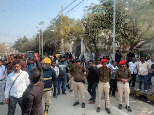 पटना में अतिक्रमण हटाने के दौरान झड़प:कंकड़बाग में पुलिसकर्मी-स्थानीय लोग भिड़े, दोनों तरफ के लोगों को आई चोटें