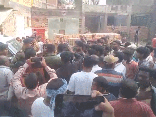 साहिबगंज में चाकूबाजी, टोटो चालक की मौत:  आरोपियों की गिरफ्तारी की मांग पर सड़क जाम, रोड पर आगजनी; पुलिस से नोकझोंक – Sahibganj News