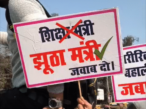 'शिक्षा मंत्री-झूठा मंत्री', पोस्टर के साथ TER-4 कैंडिडेट्स का प्रदर्शन:पटना में पुलिस से भिड़े अभ्यर्थी, बैरिकेडिंग कर रोका गया; सरकार के खिलाफ नारेबाजी