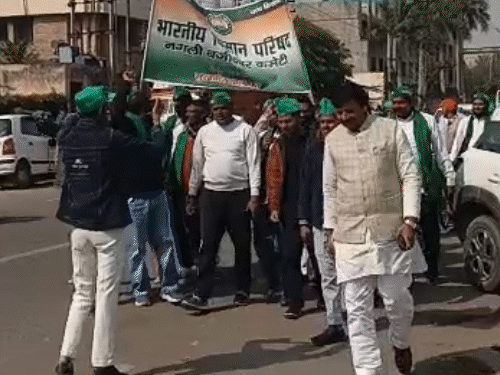 बिजली की मांग को लेकर किसानों ने निकाला पैदल मार्च:नोएडा में ट्रैक्टर पर बैठकर पहुंचे, 2 घंटे से चल रहा धरना-प्रदर्शन