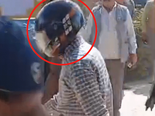 58 साल के प्रिंसिपल ने 4 छात्राओं से बैडटच किया:वाराणसी में 200 लोगों ने स्कूल घेरा, आरोपी को हेलमेट पहनाकर पुलिस ले गई