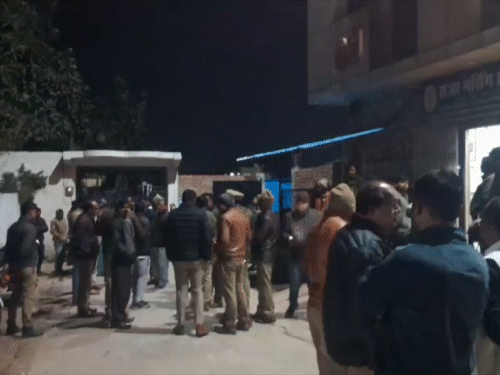 कानपुर में NICU में बच्ची की जिंदा जलकर मौत:चेहरा-पेट जलकर काला हुआ, चमड़ियां उधड़ी; वॉर्मर मशीन में आग लगी, अस्पताल में तोड़फोड़