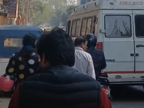 लखनऊ के कई इलाकों में भीषण जाम:सिविल अस्पताल से CM आवास जाने वाली रोड पर एम्बुलेंस फंसी, रूट डायवर्जन फेल