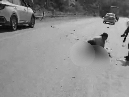 हाईवे पर मां के शव से लिपटकर रोती रही बेटी:बोली- तेज रफ्तार ट्रेलर मम्मी को घसीटता रहा; 50 मीटर तक बिखरे मांस के टुकड़े