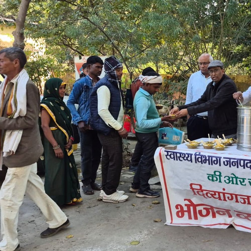 दिव्यांग कैम्प में निःशुल्क भोजन का इंतजाम किया:छोला-चावल बांटा गया, सोमवार-गुरुवार मिलेगा निःशुल्क खाना और स्वल्पाहार