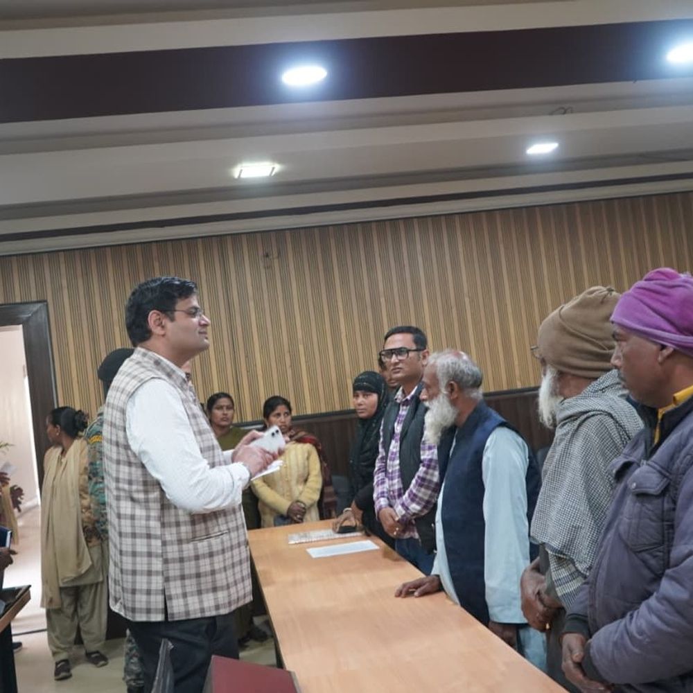 भूमि हड़पने के आरोप में एफआईआर दर्ज कराने की मांग’:  अररिया DM ने जनता दरबार में सुनीं समस्याएं, अधिकारियों को दिए कार्रवाई के निर्देश – Araria News