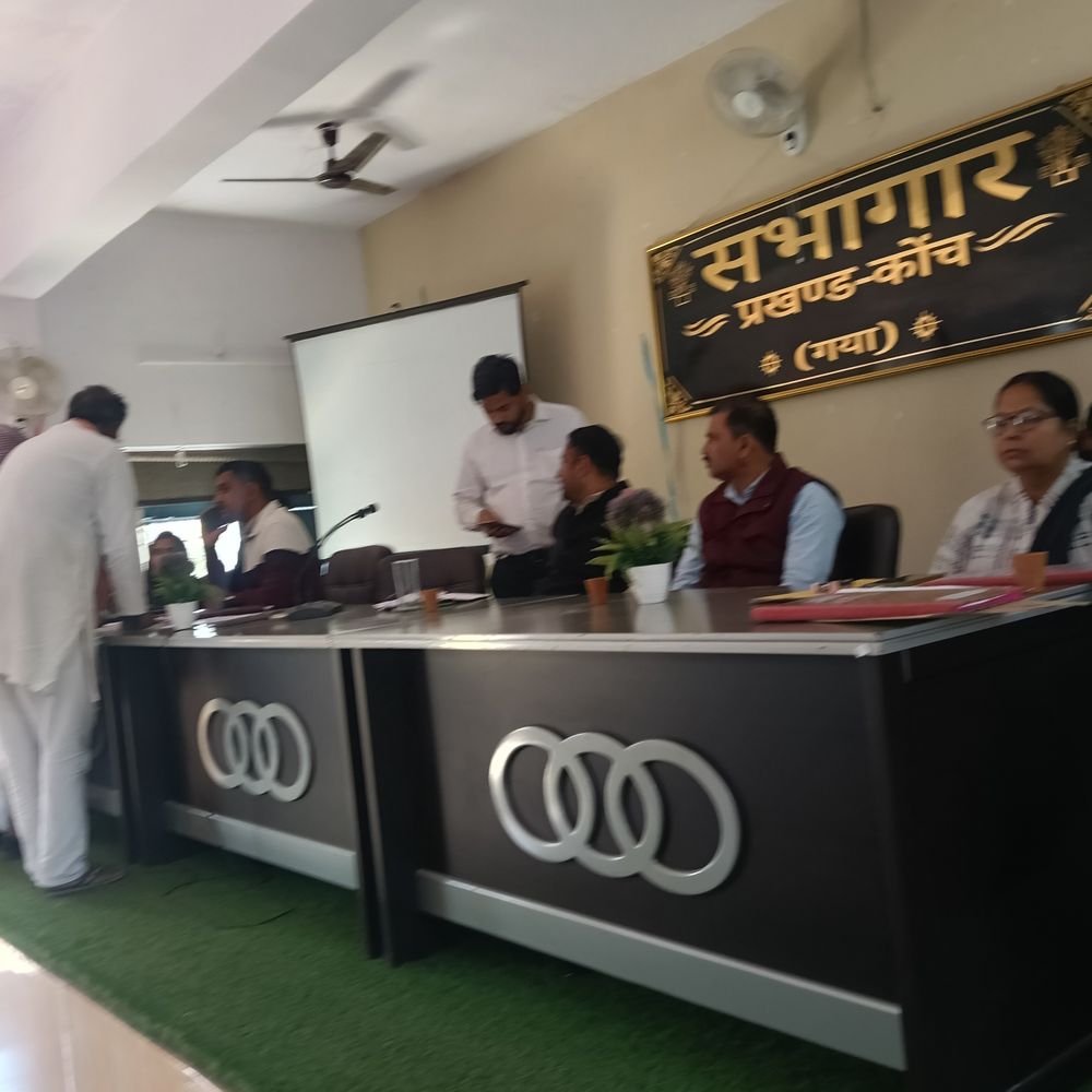 कोंच प्रखंड कार्यालय परिसर में जनता दरबार:बीडीओ-सीओ ने ग्रामीणों की समस्याएं सुनी , त्वरित समाधान का भरोसा दिया