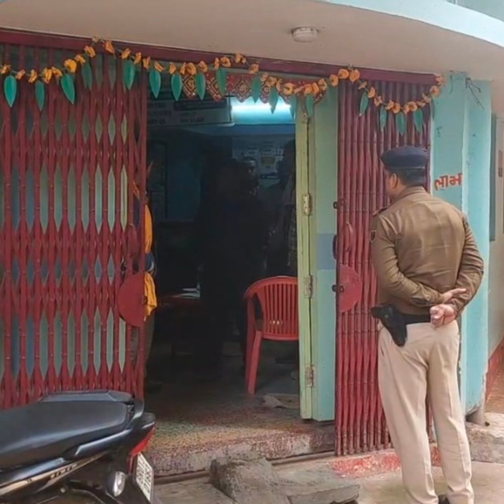 लखीसराय में LIC मिनी ऑफिस से 93 हजार की चोरी:कलेक्शन की राशि, सीसीटीवी में कैद हुई वारदात; पुलिस जांच में जुटी