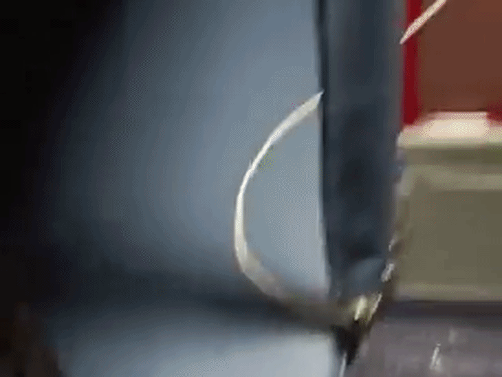 कानपुर में काशी महाकाल एक्सप्रेस पर पथराव, VIDEO:AC कोच के कांच टूटे, भीमसेन स्टेशन के पास घटना; आरोपियों की तलाश