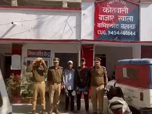 लखनऊ में चाइनीज मांझे से पतंग उड़ाते 2 युवक गिरफ्तार:हैदरगंज चौराहे पर लोगों ने पकड़कर पुलिस को सौंपा, घूम-घूम पतंग उड़ाते थे