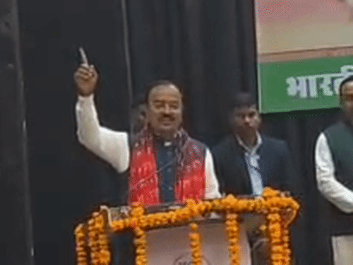 केशव बोले- सपा का PDA मतलब परिवार डेवलपमेंट एजेंसी:ये गुंडों का साथ छोड़ दें तो पार्टी स्वाहा हो जाएगी, कांग्रेस का जन्म भ्रष्टाचार से