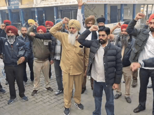 लुधियाना में पनबस-PRTC कर्मियों का प्रदर्शन:  बस डिपो के बाहर जोरदार हंगामा, 11 को ‘चक्का जाम’ की चेतावनी – Ludhiana News