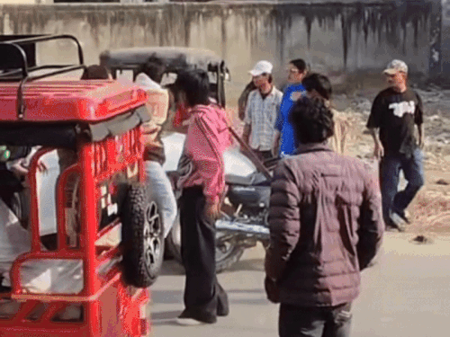 लुधियाना में दिनदहाड़े गुंडागर्दी:  कार पर तलवारों से हमला वीडियो इलाके में दहशत – Ludhiana News