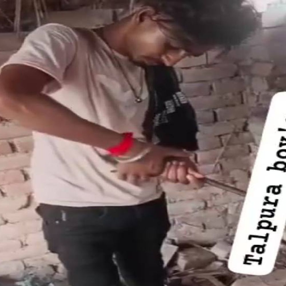 ‘तोरा राइफल के नोक पर नचाईबोगे आज…’सॉग पर लहराया तमंचा:झांसी में युवक ने कारतूस लोड कर रंगबाजी दिखाई, अब पुलिस ढूंढ़ रही