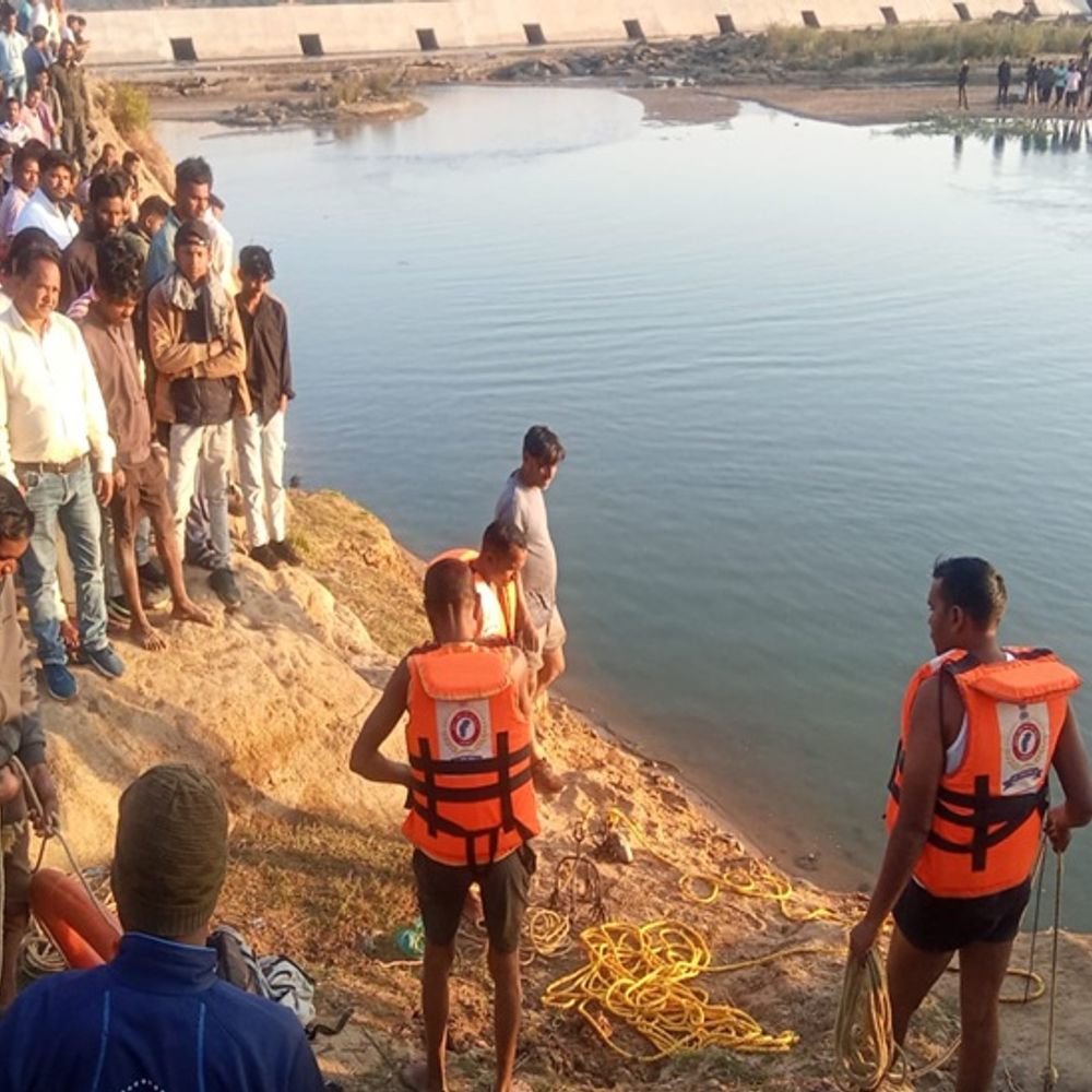 सूरजपुर के एनिकट में डूबे दो नाबालिग,दूसरे दिन मिला शव:रविवार दोपहर नहाने के दौरान डूबे, SDRF ने 20 घंटे बाद शव बाहर निकाला