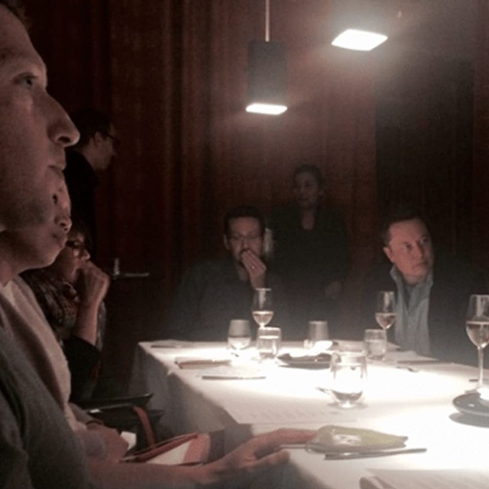 एपस्टीन फाइल्स में जुकरबर्ग-मस्क की तस्वीर:सिलिकॉन वैली में डिनर के दौरान ली गई; एपस्टीन ने अपने अपार्टमेंट में लगा रखी थी