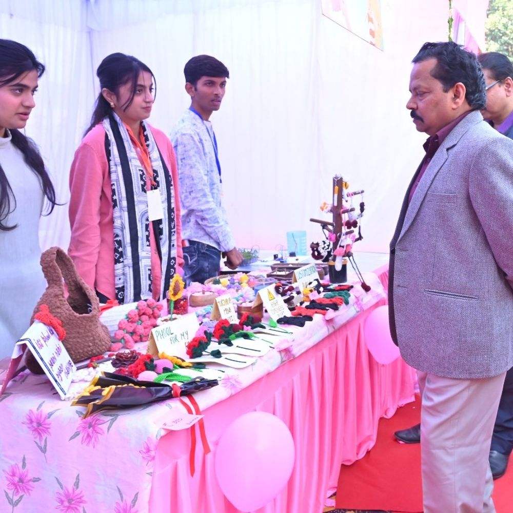 लखनऊ में दो दिवसीय नवप्रवर्तक महोत्सव शुरू:रमेश चंद्र ने किया उद्घाटन, 1200 से अधिक आगंतुक पहुंचे