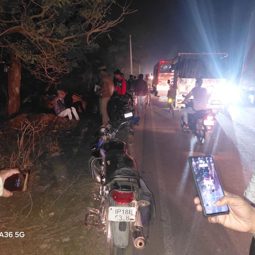 तेज रफ्तार वाहन की टक्कर से युवक की मौत:बदायूं में हादसे में भाई घायल, बाइक से घर आते समय हादसा