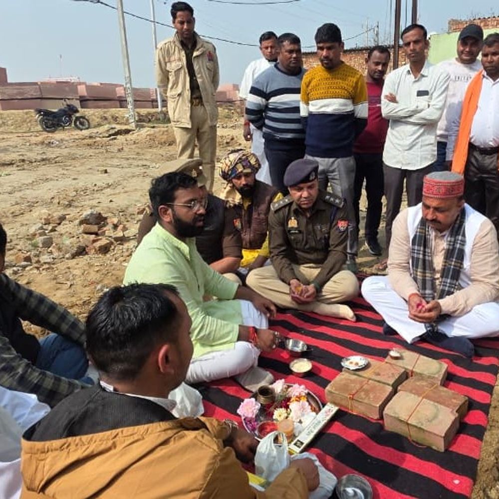 संभल में अवैध मस्जिद हटी, अब बनेगी पुलिस चौकी:सीओ, बीजेपी जिलाध्यक्ष ने भूमि पूजन कर रखी नींव; 30 साल पहले कब्जा हुआ था
