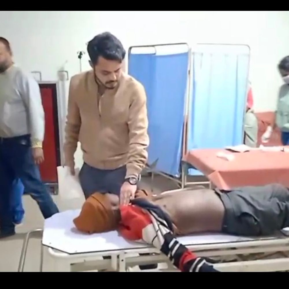 टीबी मरीज की इलाज न मिलने से मौत:मऊ जिला अस्पताल में 4 घंटे तड़पता रहा, गोद में लेकर घूमते रहे परिजन