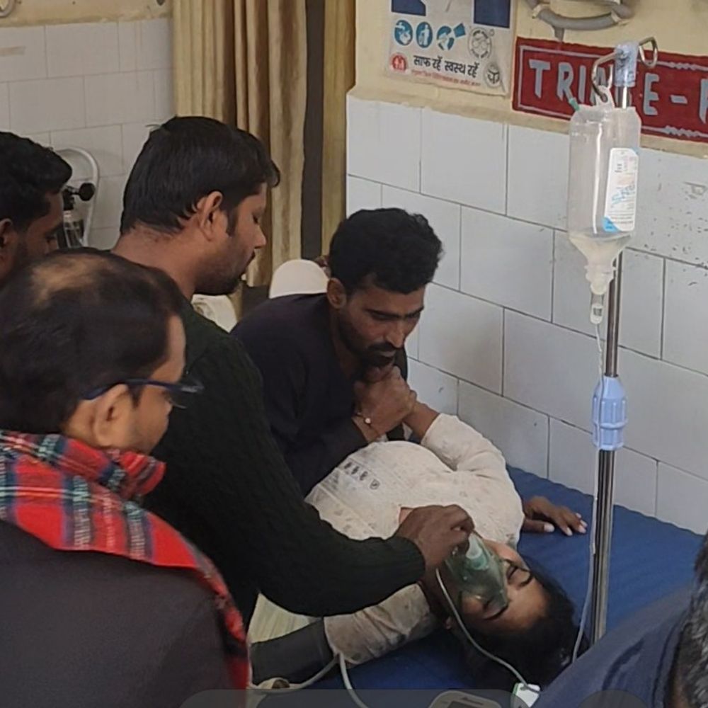 संतकबीरनगर जिला अस्पताल की इमरजेंसी में डॉक्टर गायब:मरीज तड़पते रहे, CMO से बोला- मेरी बहन की जान चली जाएगी, डॉक्टर नहीं