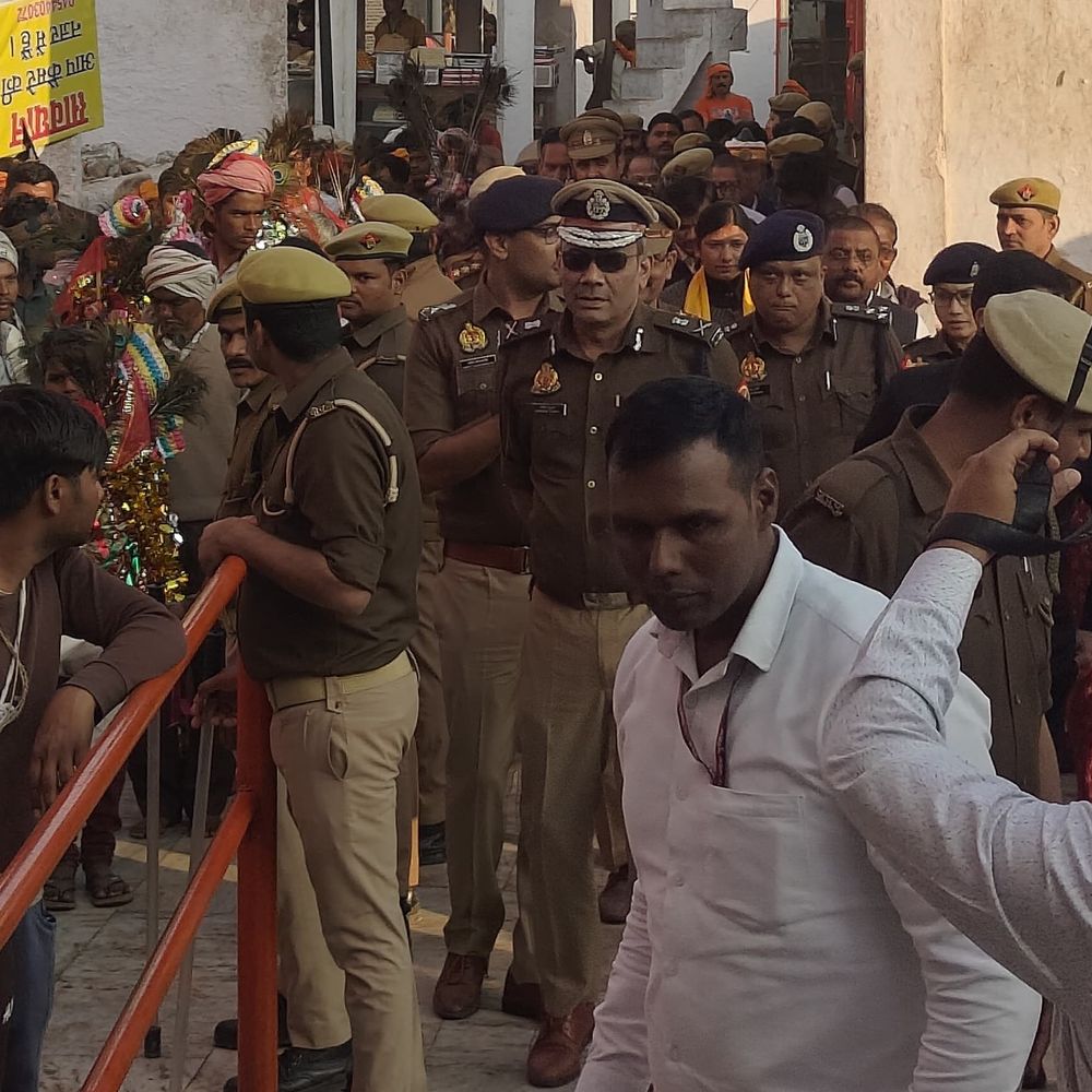 फाल्गुनी मेले की एडीजी-मंडलायुक्त ने व्यवस्था देखी:बाराबंकी में 1 हजार पुलिसकर्मी तैनात, इलाके को 8 सेक्टरों में बांटा