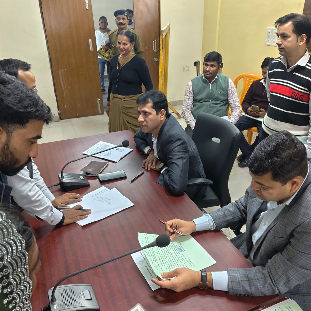 दतिया कलेक्टर के सामने रोई दिव्यांग महिला:  13 साल नौकरी के बाद बिना सूचना हटाने का आरोप लगाया; जांच के निर्देश – datia News