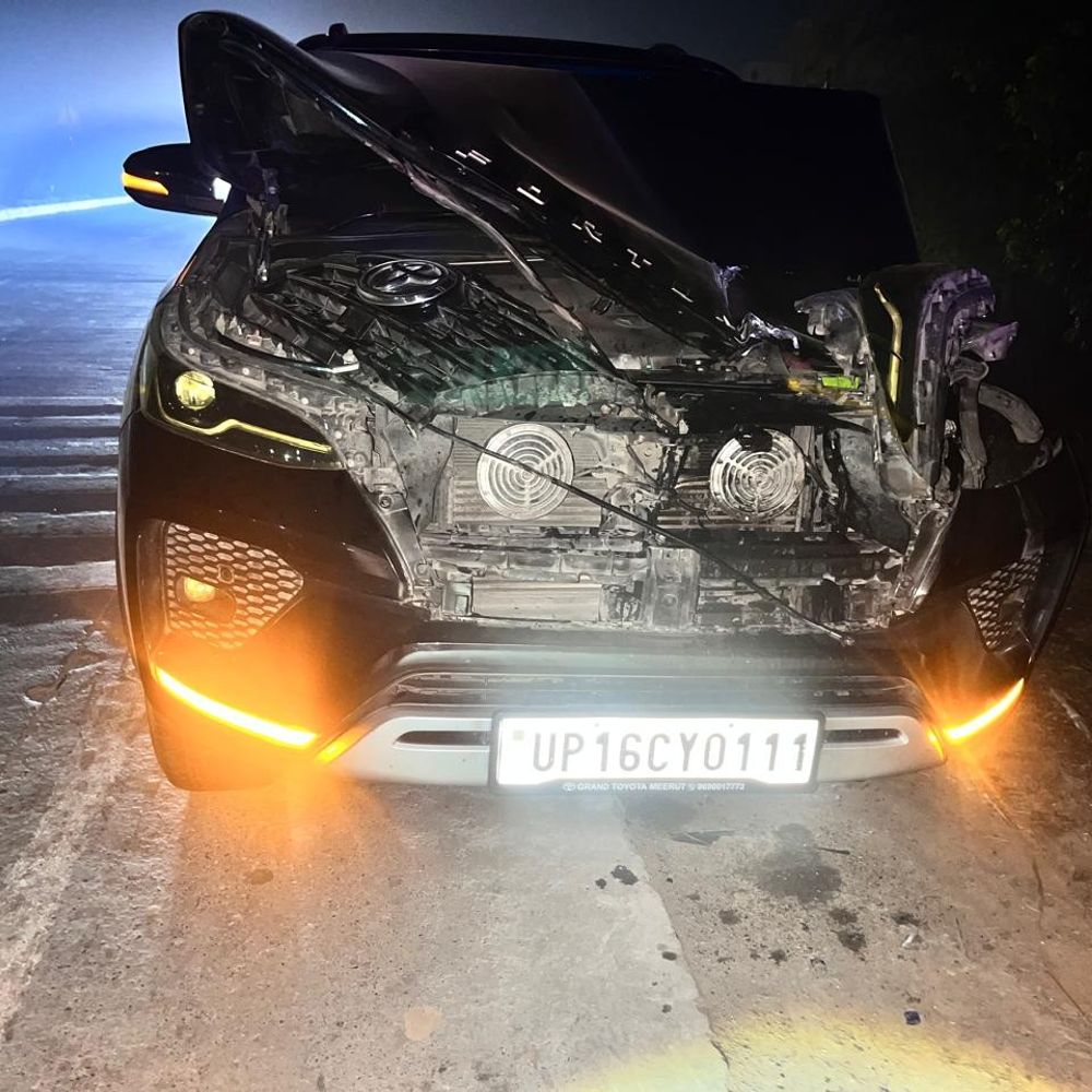 हापुड़ में पूर्व सांसद की फॉर्च्यूनर ट्रैक्टर से टकराई:गाड़ी क्षतिग्रस्त, मुनक़द अली समेत वाहन में सवार लोग बचे