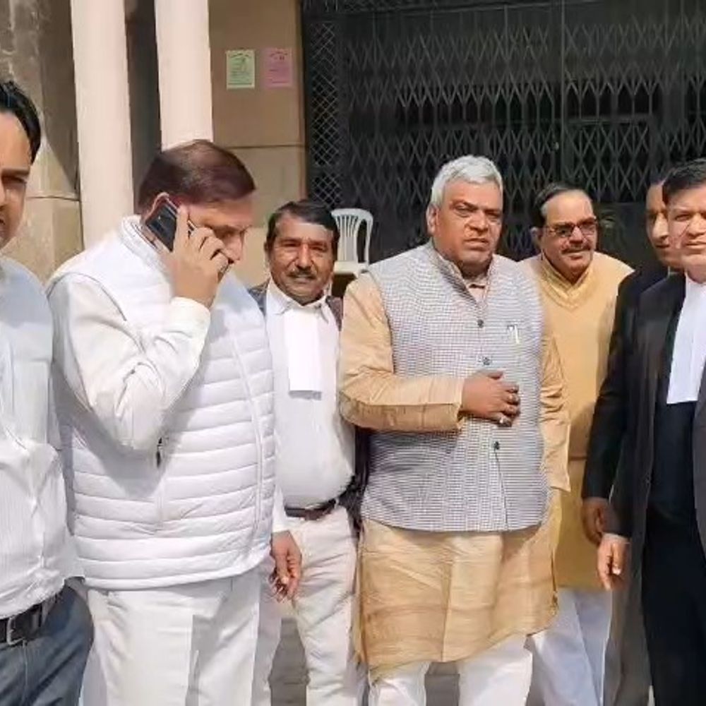 बागपत नगर पालिका के EO पर वित्तीय अनियमितता का आरोप:अध्यक्ष ने जिलाधिकारी कार्यालय में एक शिकायत पत्र सौंपा