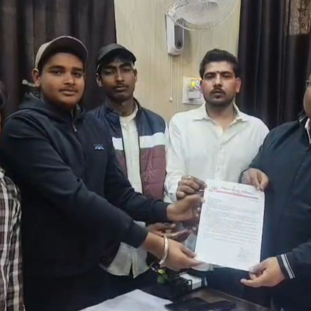 एटा में बजरंग दल कार्यकर्ताओं ने तहसीलदार को सौंपा ज्ञापन:महाशिवरात्रि, वेलेंटाइन डे पर मांस-अंडा दुकानें बंद करने की मांग