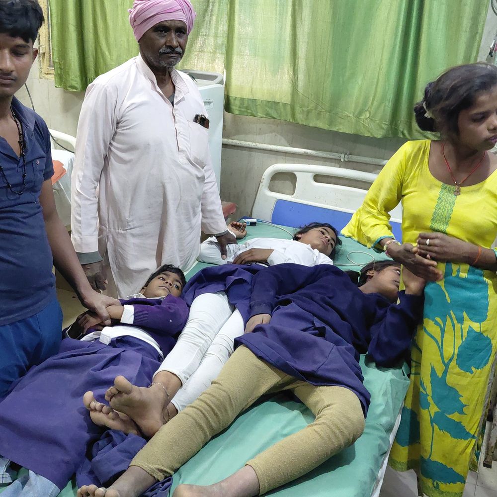 एलबेंडाजोल खाते ही बिगड़ी बच्चों की हालत:फर्रुखाबाद में 12 से ज्यादा बच्चों की हालत बिगड़ी, अस्पताल में भर्ती