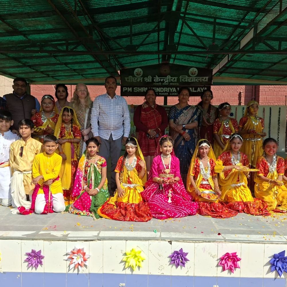 लखनऊ के पीएम श्री केंद्रीय विद्यालय में वरिष्ठ अभिभावक दिवस:बच्चों और बुजुर्गों के बीच दूरी कम करने का उद्देश्य