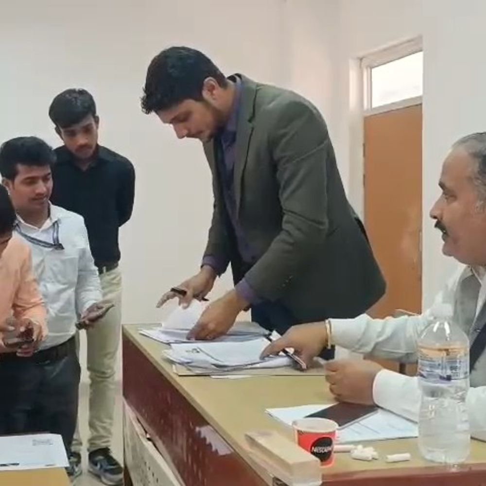 लखनऊ रोजगार मेला- 425 युवाओं को मिली नौकरी:ख्वाजा मोइनुद्दीन चिश्ती विश्वविद्यालय में 21 कंपनियों ने स्टूडेंट्स को प्लेसमेंट दिया