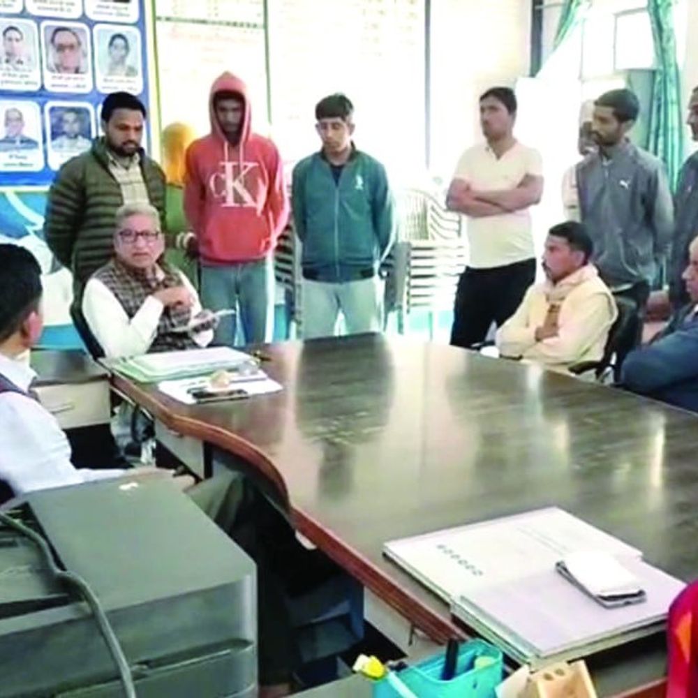 सरकारी स्कूल में छात्र से मारपीट, गंभीर घायल:ग्रामीणों का हंगामा, दोषी छात्रों की टीसी काटने की मांग