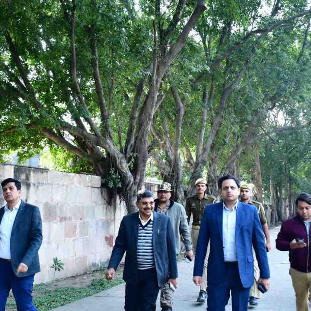 नगर आयुक्त ने पार्कों का औचक निरीक्षण किया:कवि नगर व सिटी जोन में जन सुविधाओं, हरियाली का जायजा लिया