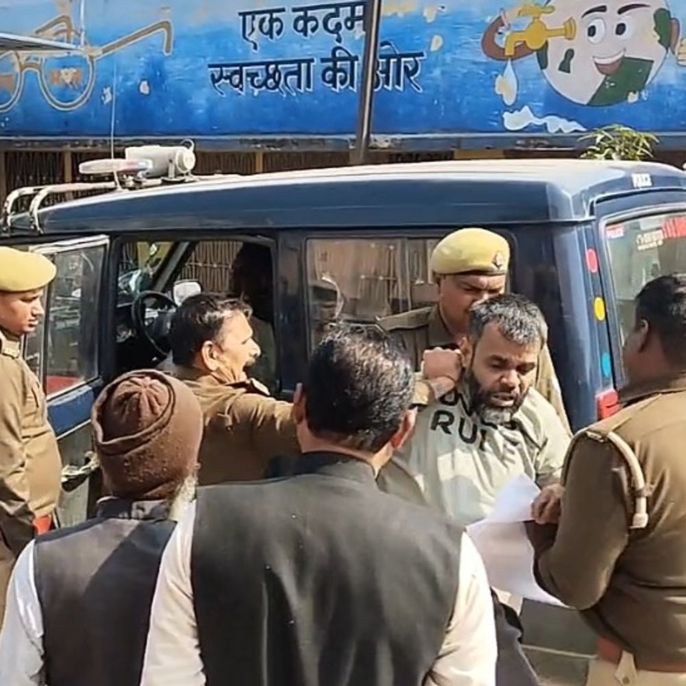 समाधान दिवस में पीड़ित से अभद्रता, दो पुलिसकर्मी लाइन हाजिर:कासगंज में इंस्पेक्टर ने फरियादी का कॉलर पकड़कर घसीटा था