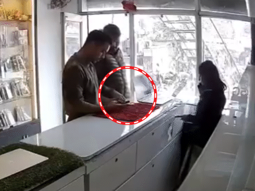 जौनपुर में 2 सिपाहियों ने डेढ़ लाख का iPhone चुराया:अपना पुराना मोबाइल रखकर नया जेब में रखा, फिर बोले- पसंद नहीं आया, जा रहे