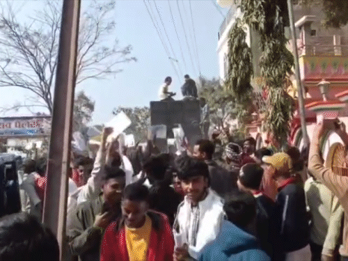 एडमिट कार्ड लहराकर डीजे पर झूमे इंटर के स्टूडेंट्स:  परीक्षा खत्म होने पर चेहरों पर दिखी राहत और खुशी; भोजपुरी गानों जमकर किया डांस – Bhojpur News