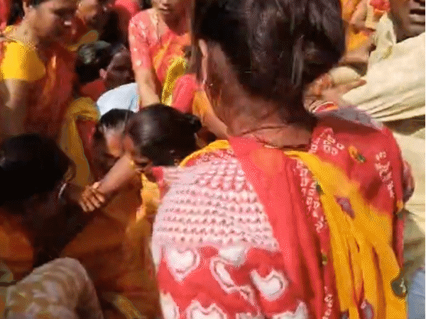 डबरा में कलश बांटते वक्त भगदड़...VIDEO:महिला की मौत, बच्ची समेत 8 घायल; महिलाओं को कुचलते निकली भीड़, पूर्व मंत्री नरोत्तम मिश्रा कार्यक्रम के आयोजक