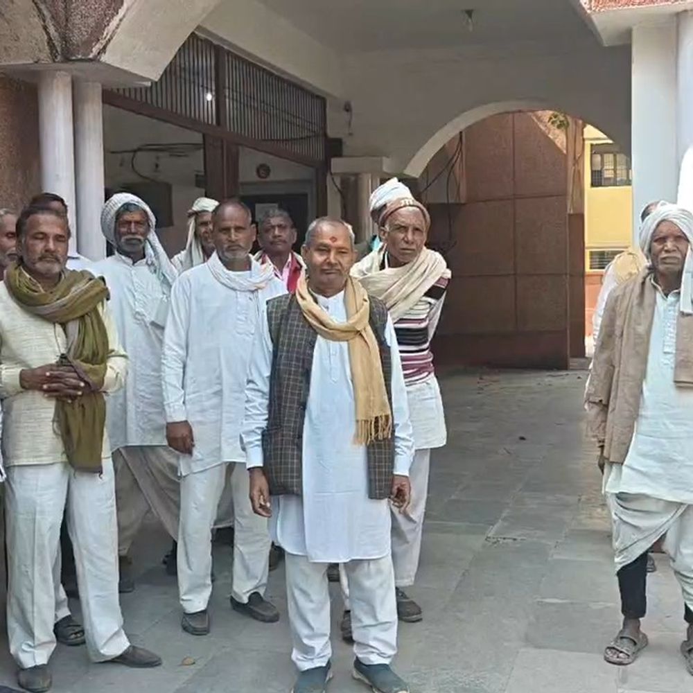 पलसो में चकबंदी प्लॉटों की नापतोल की मांग:ग्रामीणों ने डीएम कार्यालय पहुंच मालिकाना हक दिलाने की मांग की