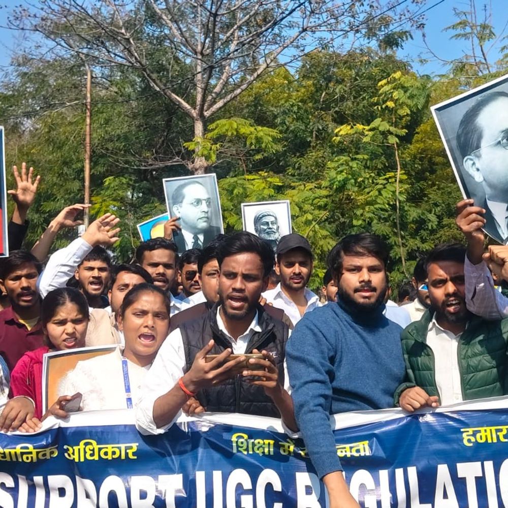 लखनऊ विश्वविद्यालय में UGC के समर्थन में प्रदर्शन:UGC लागू न होने से भड़के छात्र, बोले- इक्विटी गाइडलाइन से न्याय मिलेगा