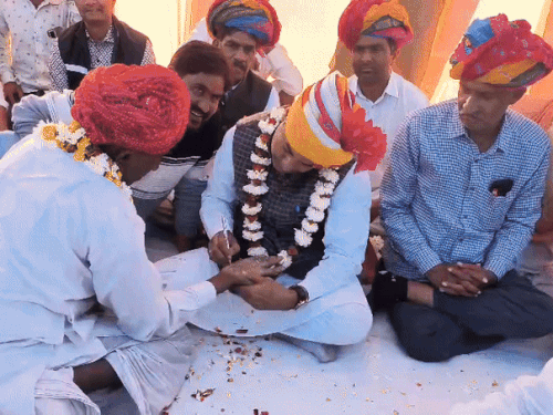 ‘साहब, आश्वासन तो सब देते हैं, काम कोई नहीं करता’:  बुजुर्ग की बात सुन जहाजपुर MLA ने हाथ पर लिखा- एक साल में बन जाएगा पुल – Bhilwara News