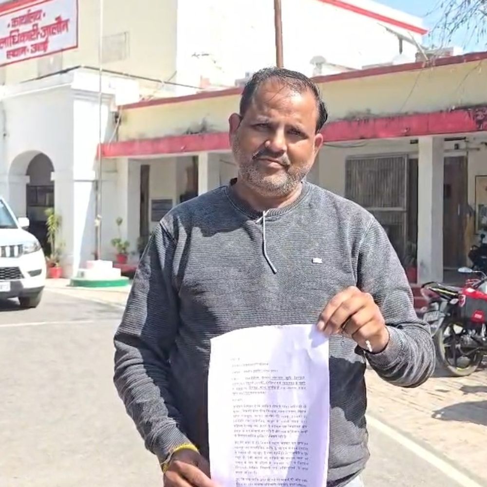 प्रधान ने झूठी शिकायतों से प्रताड़ना का आरोप लगाया:जालौन डीएम से निष्पक्ष जांच की मांग, बोले- परिवार को सुरक्षा मिले