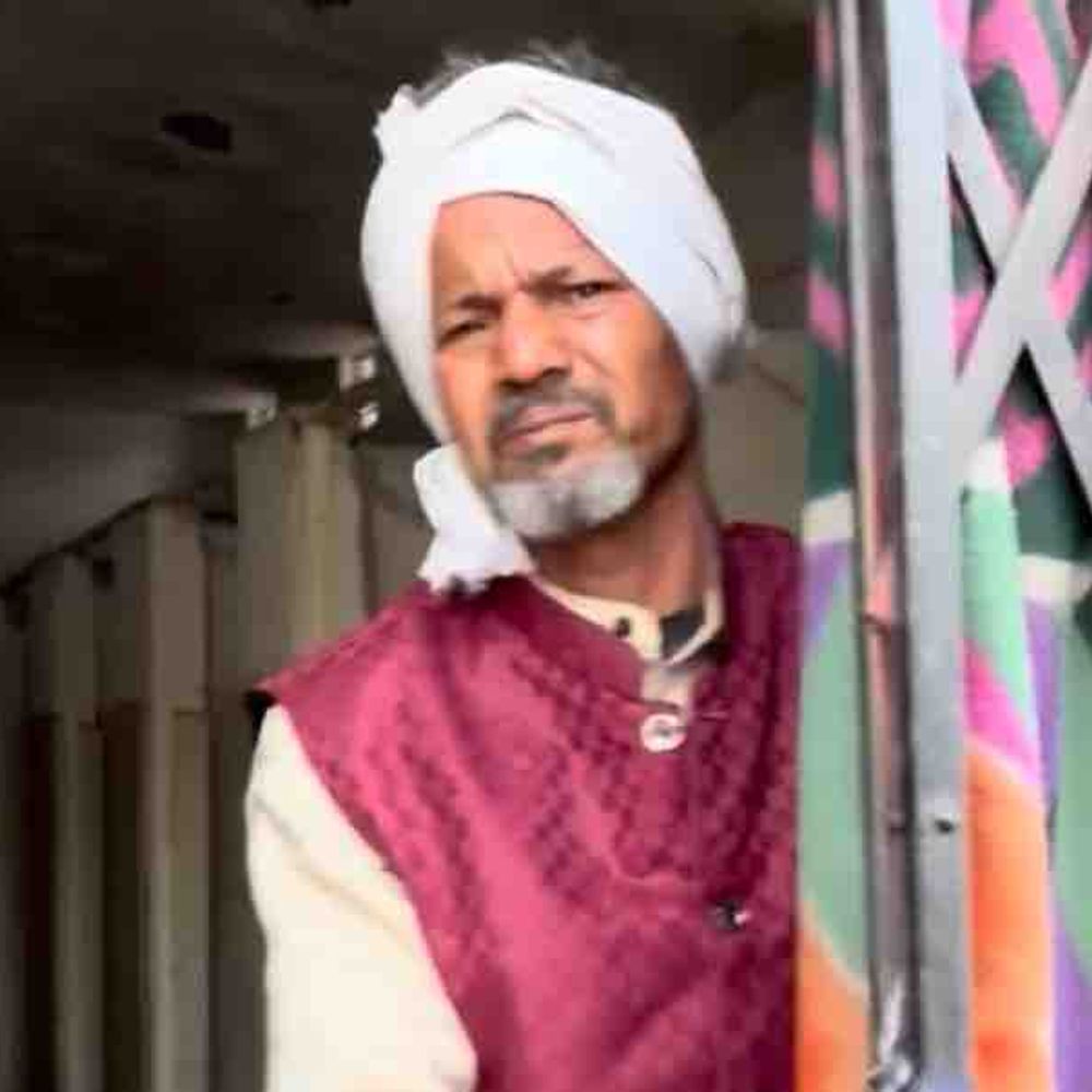 रामपुर में सार्वजनिक शौचालय पर कब्जा:दिव्यांग ने बनाया घर, एक साल से रह रहा, लोग खुले में शौच को मजबूर